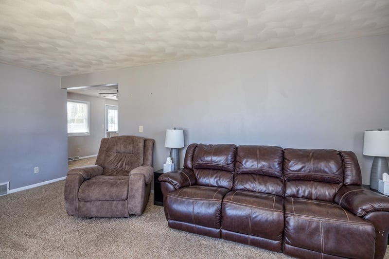 1131 Honeysuckle Ln, Neenah, WI 54956
