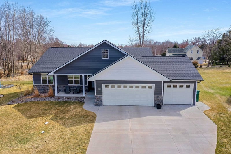1221 Velsen Rd, Green Bay, WI 54313