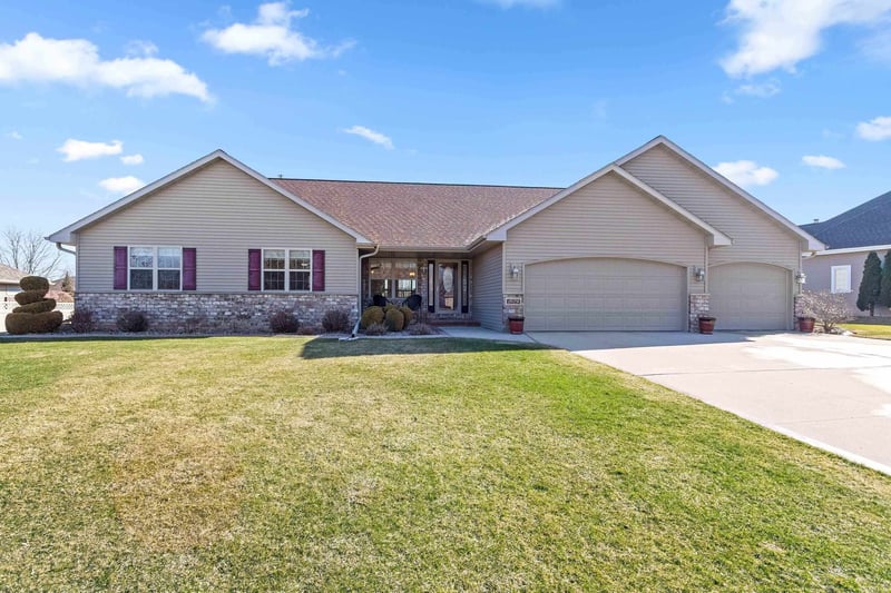 1979 Kettle Creek Dr, De Pere, WI 54115