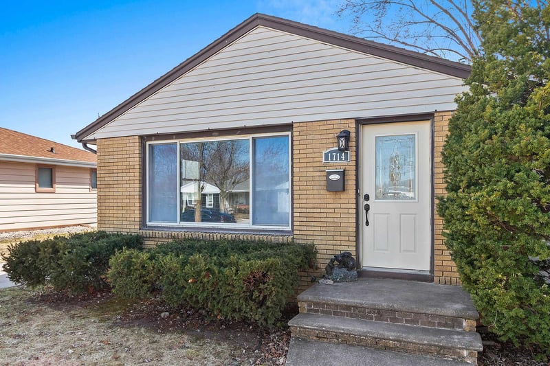 1714 Lilac Ln, Green Bay, WI 54302-2316