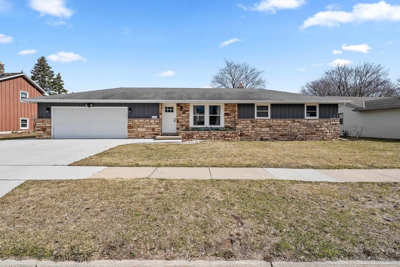 1855 St Agnes Dr, Green Bay, WI 54304-3964