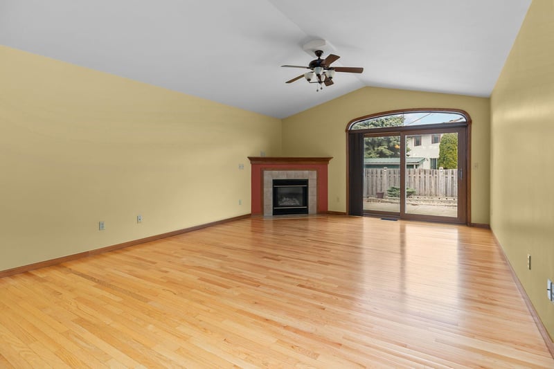 1274 18th Ave, Oshkosh, WI 54904