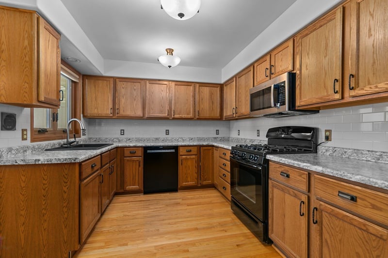 1274 18th Ave, Oshkosh, WI 54904