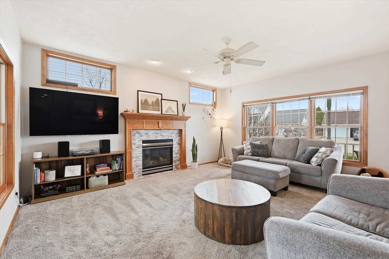 1081 Violet Ln, Appleton, WI 54914