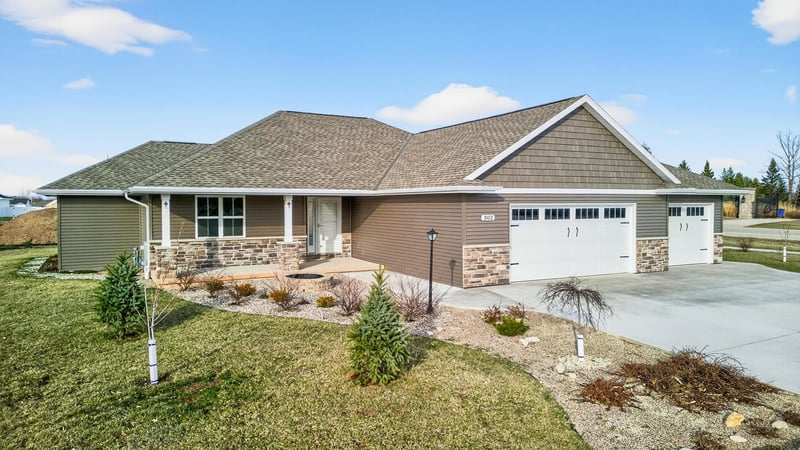 302 Willie Mays Cir, De Pere, WI 54115