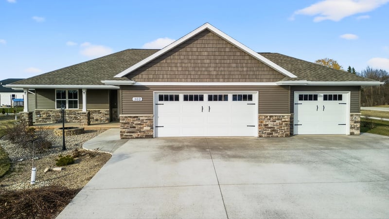 302 Willie Mays Cir, De Pere, WI 54115