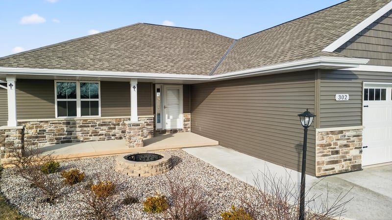 302 Willie Mays Cir, De Pere, WI 54115