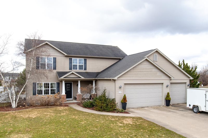 2195 Shadow Bend Ct, Neenah, WI 54956
