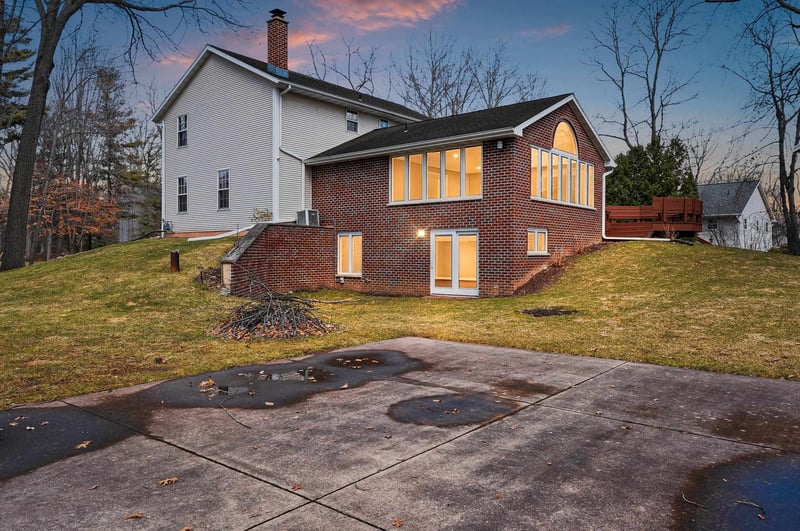 1367 Whirthington Ct, Suamico, WI 54173
