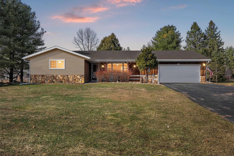 W220 Julius St, Krakow, WI 54137