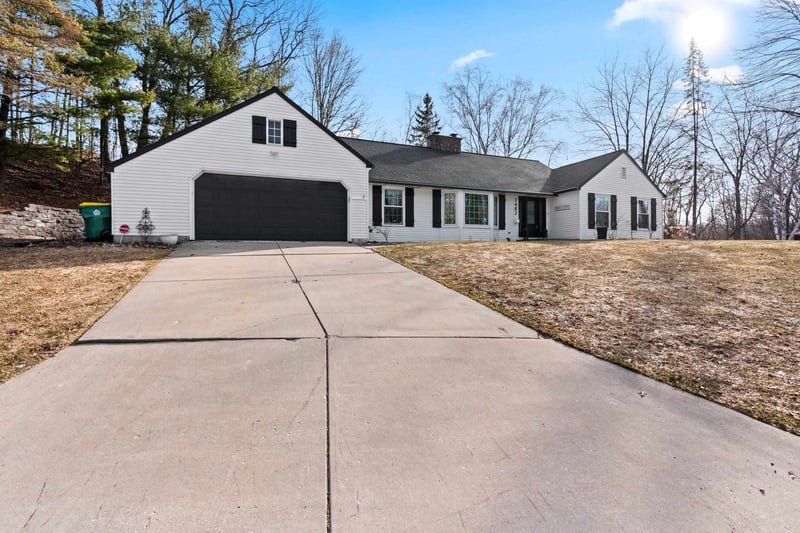 2482 Morning Star Ct, Green Bay, WI 54302-4306