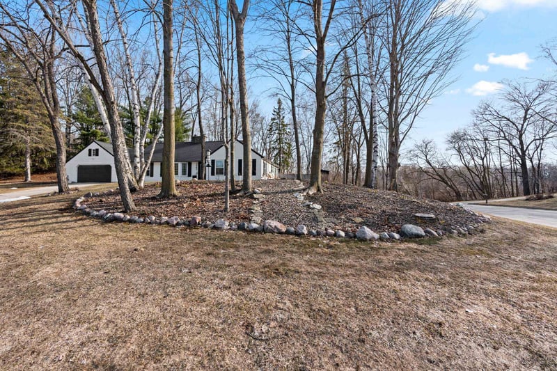 2482 Morning Star Ct, Green Bay, WI 54302-4306