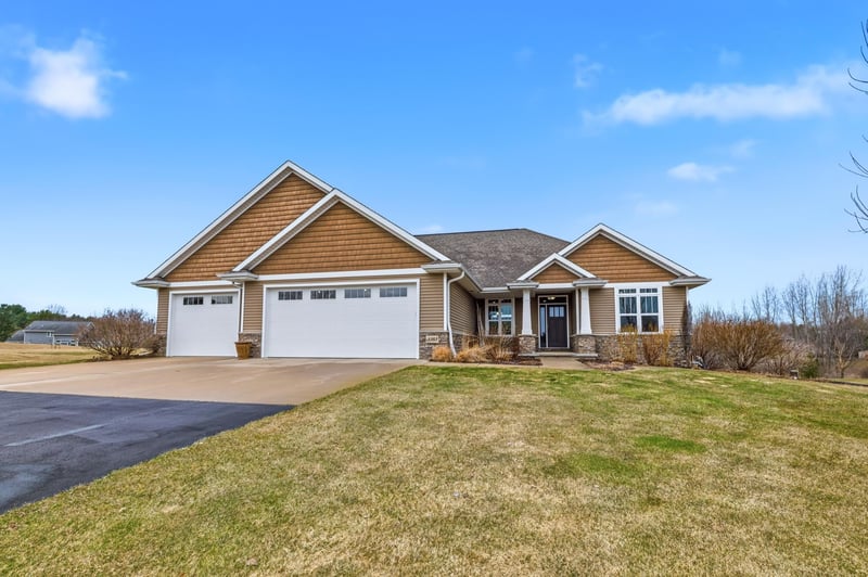 3383 Hawkeye Ct, Suamico, WI 54313