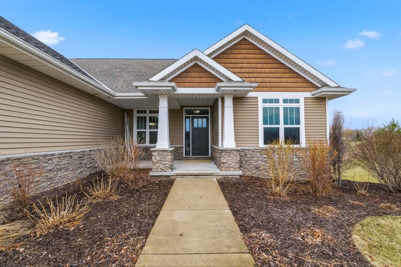 3383 Hawkeye Ct, Suamico, WI 54313