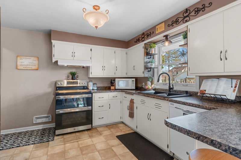 1319 Oregon St, Green Bay, WI 54303