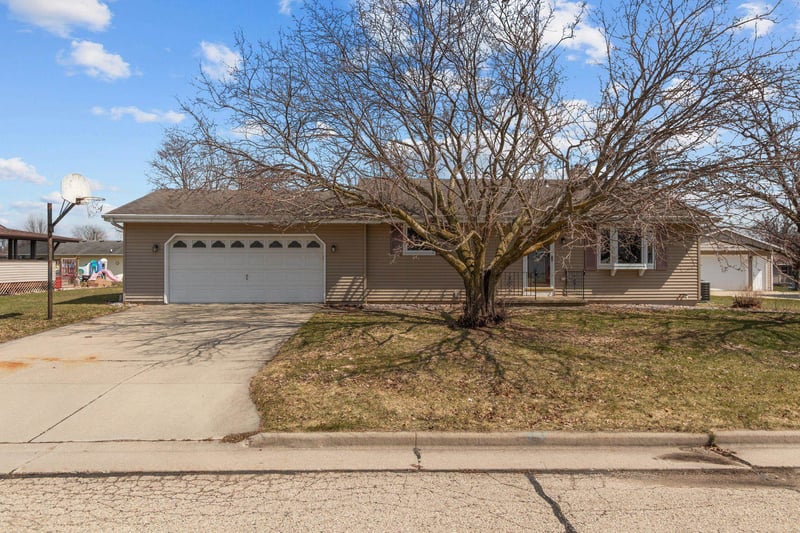 1342 Inverness Ln, Neenah, WI 54956