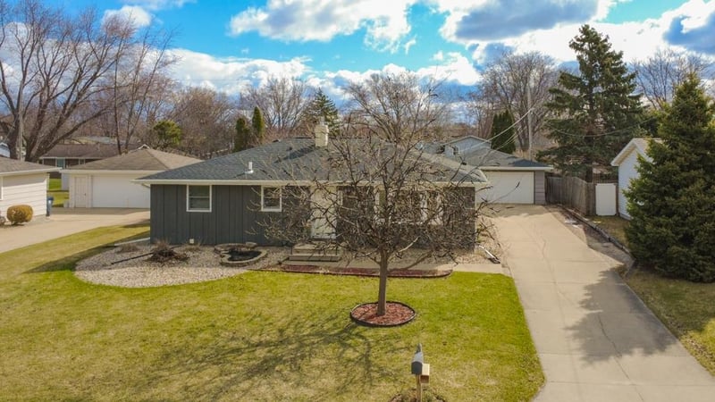 1254 Wild Rose Ln, Neenah, WI 54956
