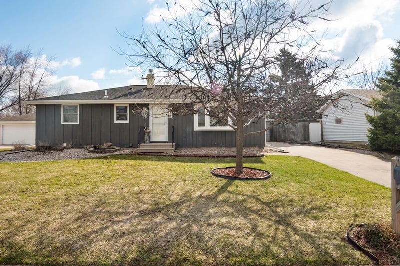 1254 Wild Rose Ln, Neenah, WI 54956
