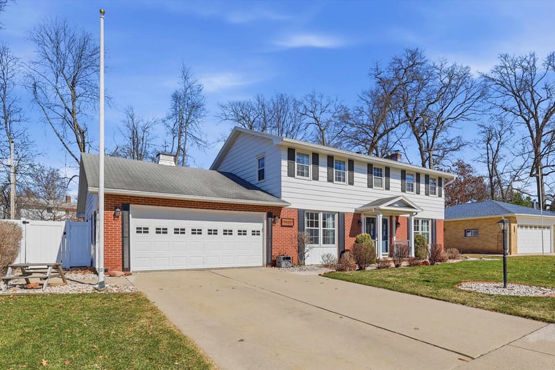 1427 Springdale Ln, Green Bay, WI 54304-1726