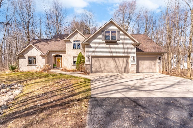 1825 Pine Tree Ct, Luxemburg, WI 54217-1356