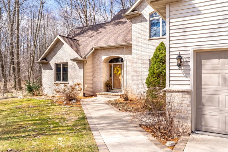 1825 Pine Tree Ct, Luxemburg, WI 54217-1356