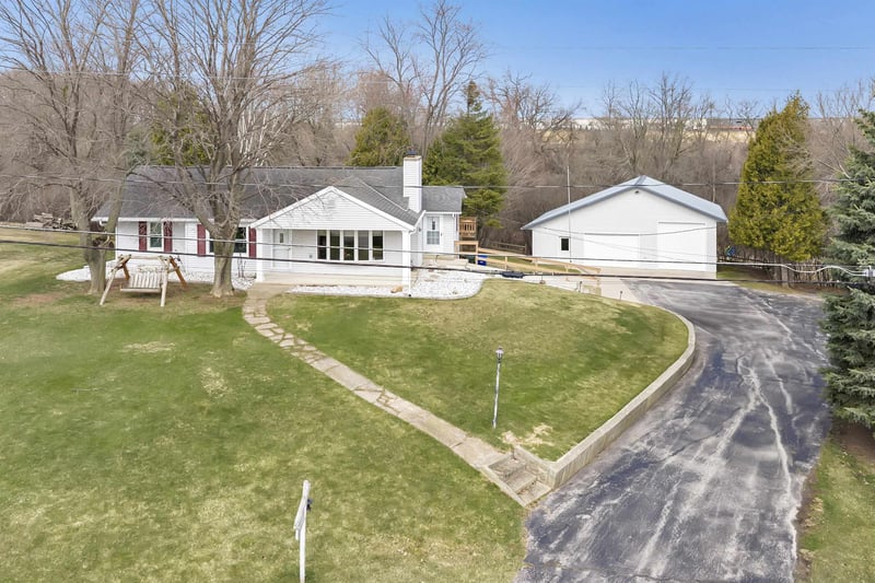 1202 Red Maple Rd, De Pere, WI 54115-1601