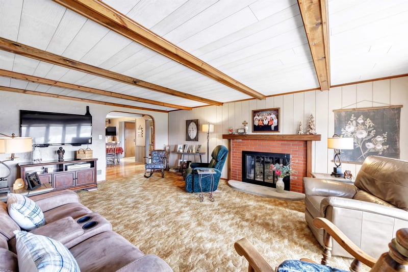 1202 Red Maple Rd, De Pere, WI 54115-1601