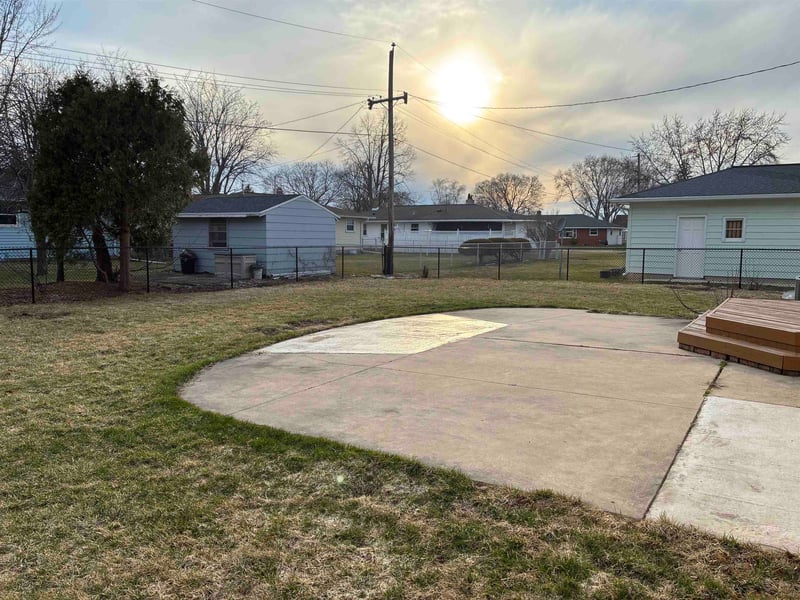 1646 Loretta Ln, Green Bay, WI 54302-2436