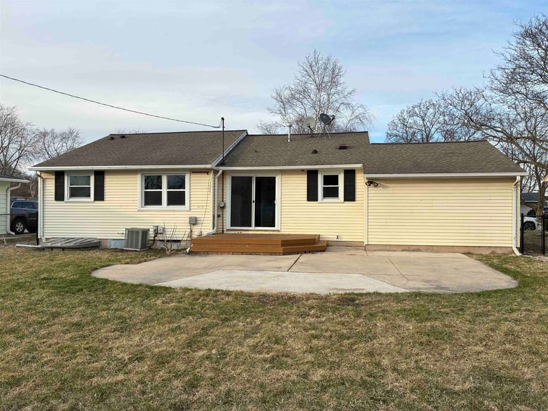 1646 Loretta Ln, Green Bay, WI 54302-2436