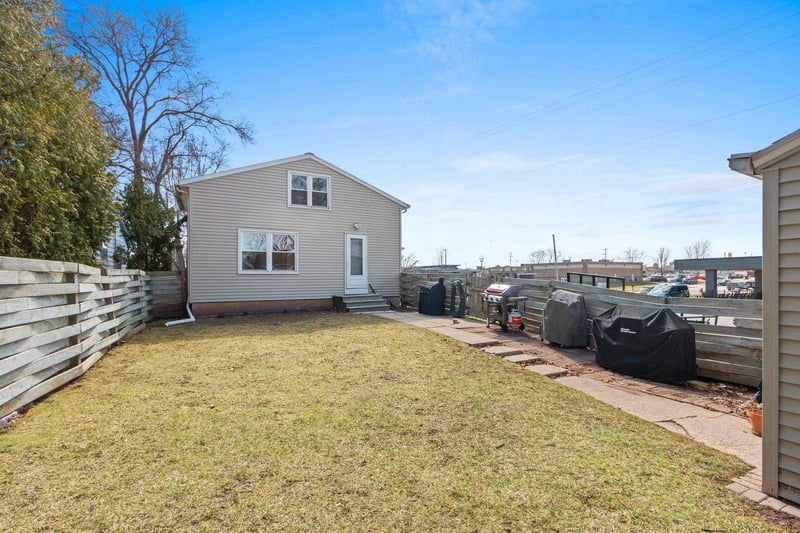 846 Oak St, De Pere, WI 54115-1533