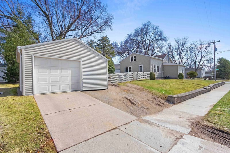 846 Oak St, De Pere, WI 54115-1533