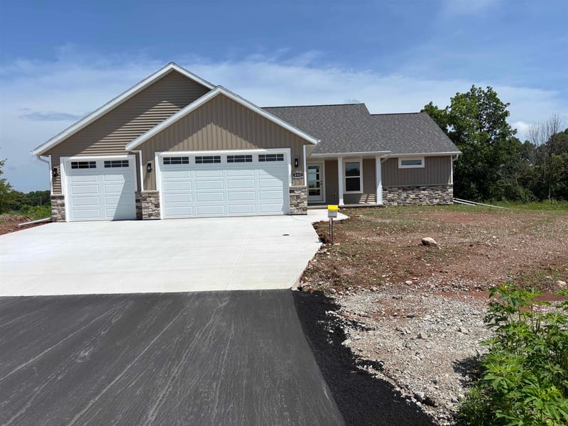 8322 Marlo Ave, Neenah, WI 54956