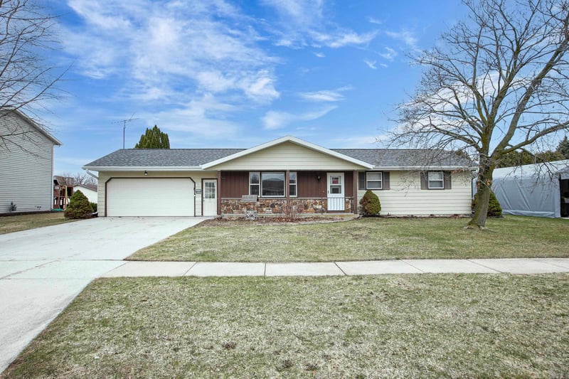 1703 Eisenhower St, New Holstein, WI 53061-1631