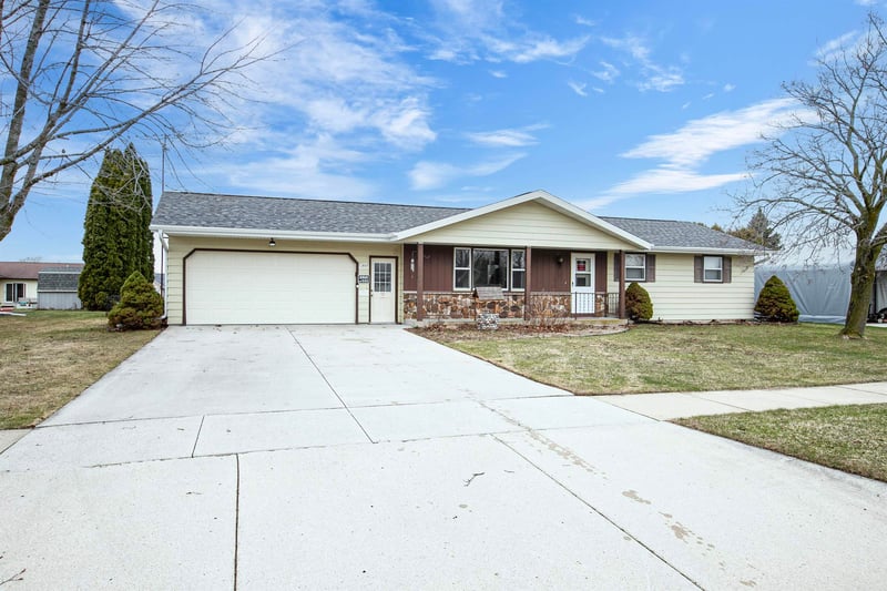 1703 Eisenhower St, New Holstein, WI 53061-1631