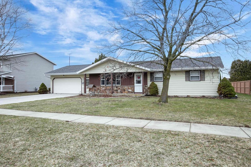 1703 Eisenhower St, New Holstein, WI 53061-1631