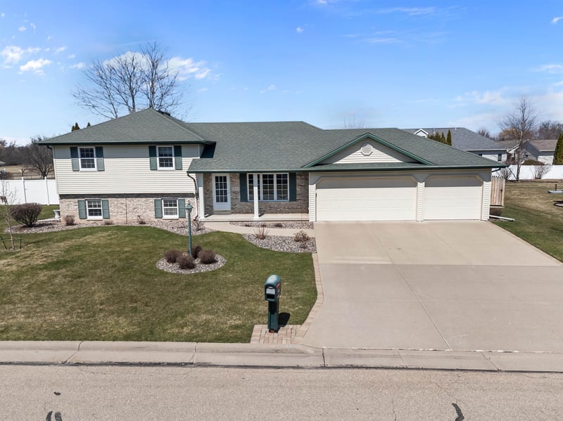 1239 Fawn Dr, Neenah, WI 54956