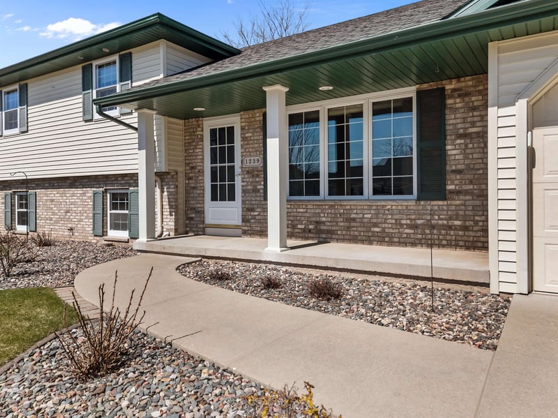 1239 Fawn Dr, Neenah, WI 54956