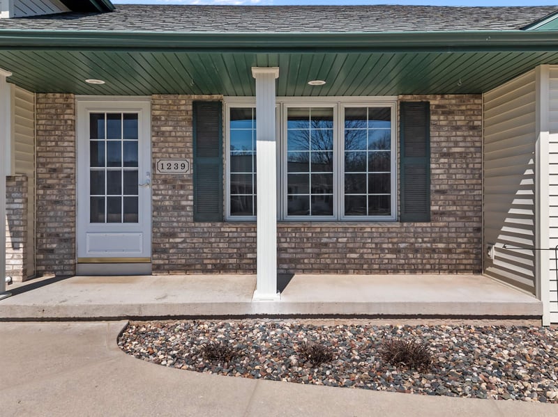 1239 Fawn Dr, Neenah, WI 54956