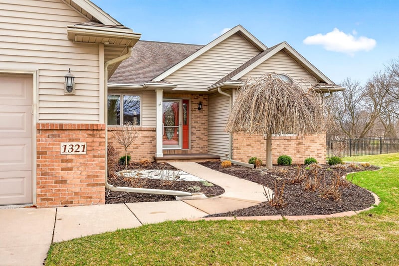 1321 Shooting Star Dr, Neenah, WI 54956