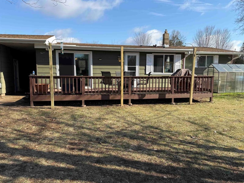 921 Schabow St, Gresham, WI 54128
