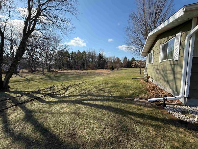 921 Schabow St, Gresham, WI 54128