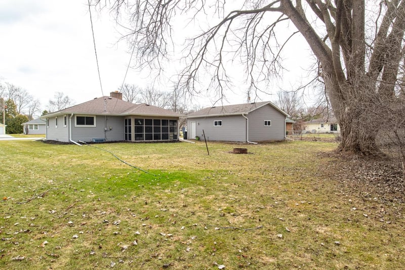 1380 Lakeview Ln, Menasha, WI 54952