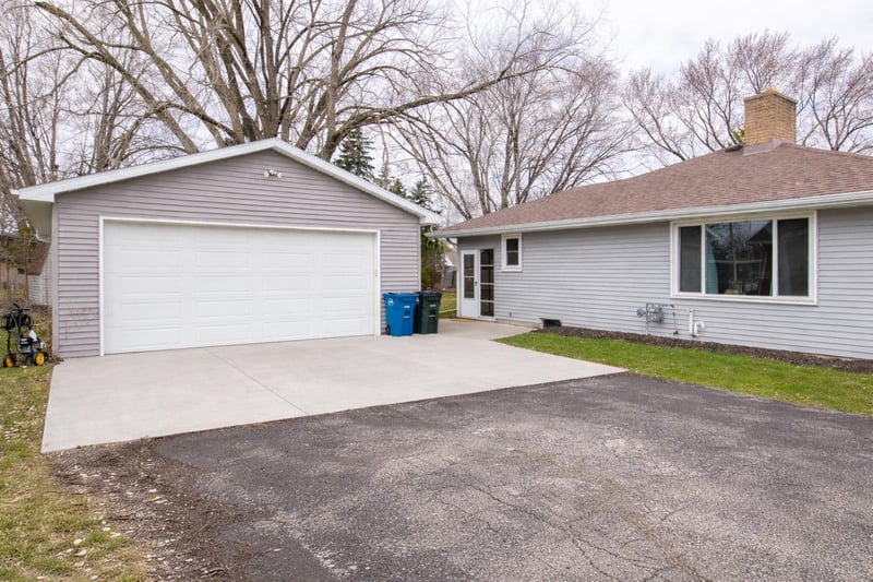 1380 Lakeview Ln, Menasha, WI 54952