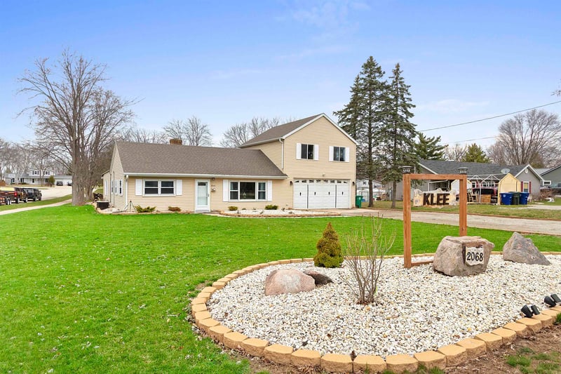 2068 Lost Dauphin Rd, De Pere, WI 54115