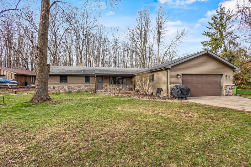 8578 Winncrest Rd, Neenah, WI 54956