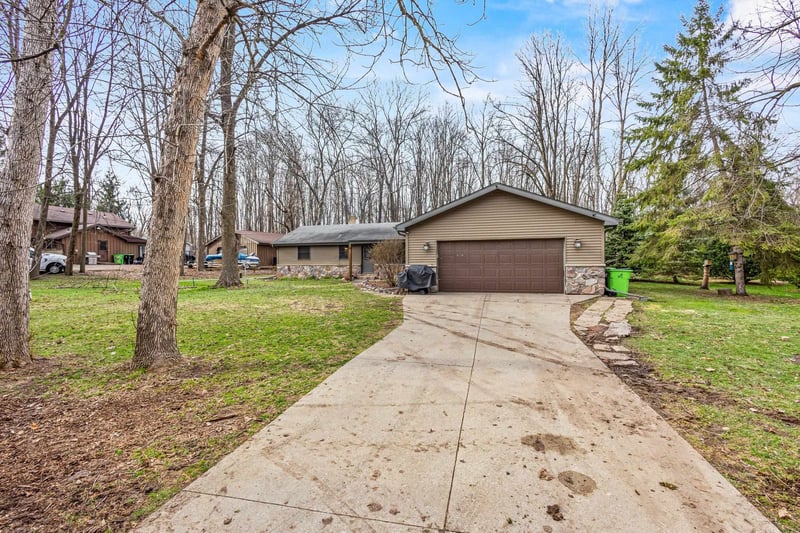 8578 Winncrest Rd, Neenah, WI 54956