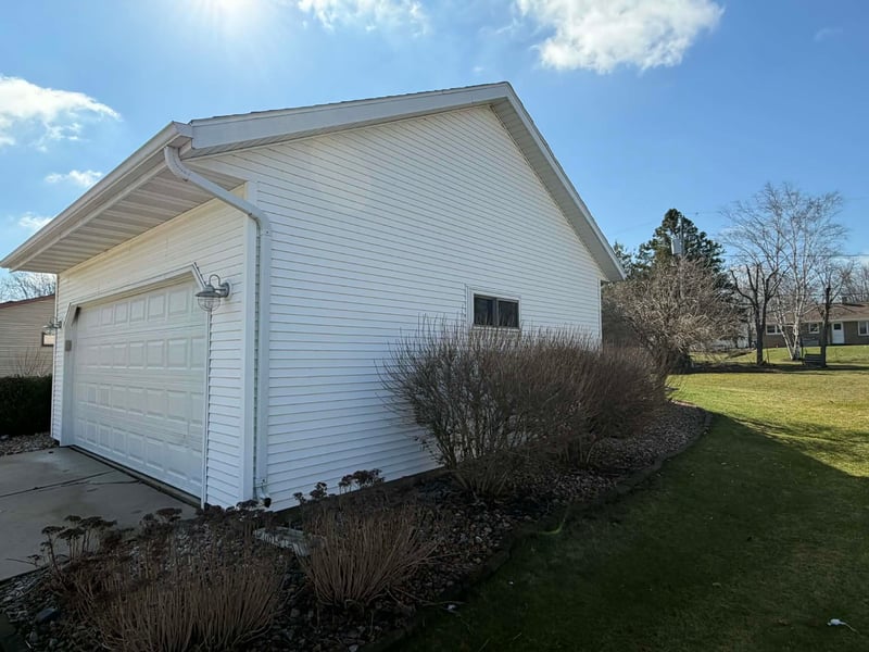423 Oak St, Denmark, WI 54208-9735