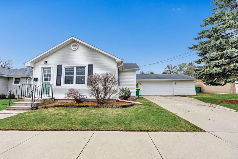 1243 Elmore St, Green Bay, WI 54303