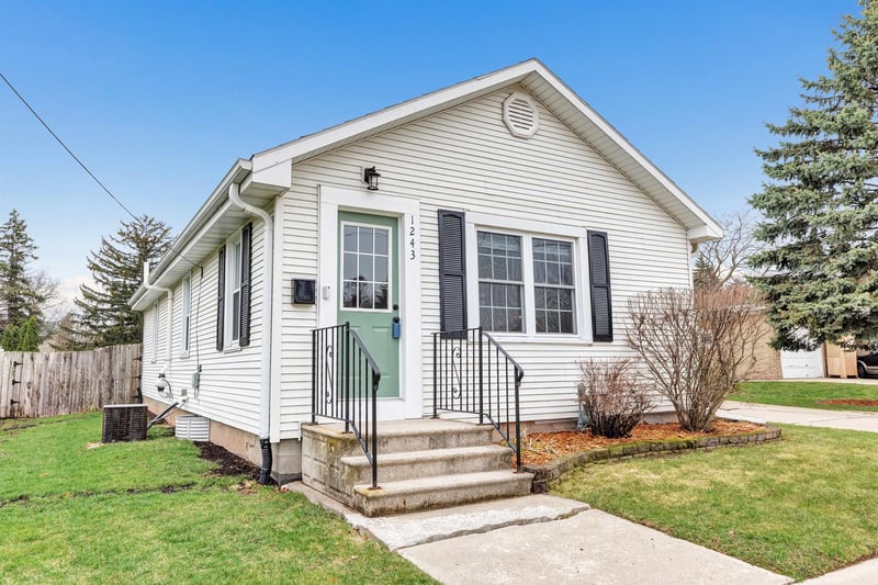 1243 Elmore St, Green Bay, WI 54303