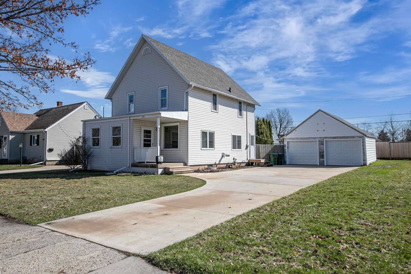 241 James St, Kimberly, WI 54136